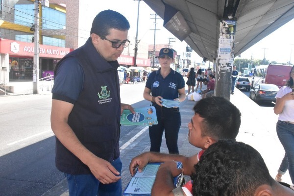 João Luiz distribui cartilhas para orientar consumidores de Manaus