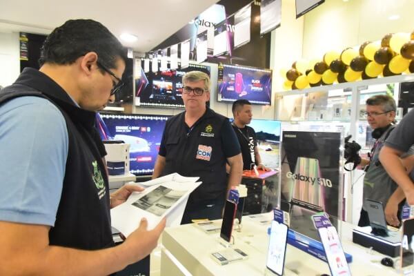Comissão de Defesa do Consumidor notifica lojas em shopping de Manaus