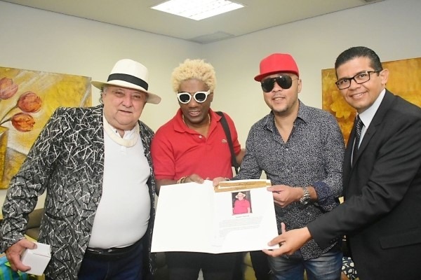 João Luiz homenageia ambientalista Sandro Paulista