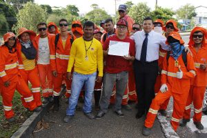 joao-luiz-vereador-prb-manaus-am-homenageia-garis-foto-ascom-17-05-2017-02