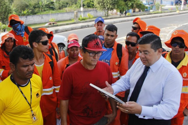 Vereador João Luiz homenageia garis de Manaus (AM)