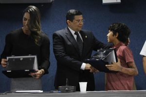 joao-luiz-vereador-prb-manaus-entrega-merito-esportista-foto-ascom-07-04-2017-03