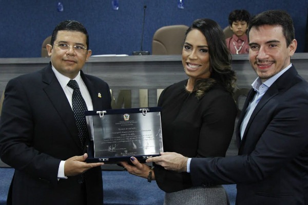 Vereador João Luiz entrega título de mérito a esportistas de Manaus