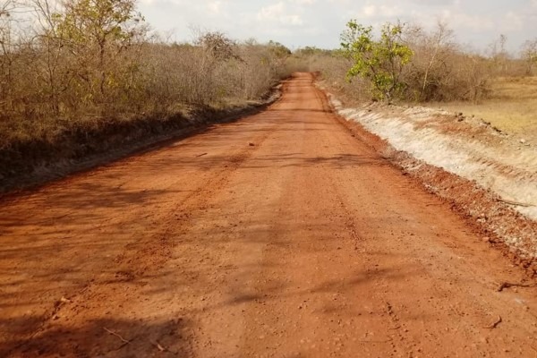 João Piquiá recupera estradas em Sítio Novo