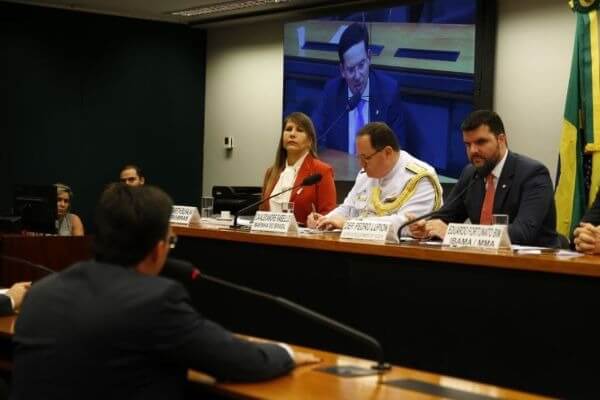 João Roma cobra investigação sobre derramamento de óleo na costa do Nordeste