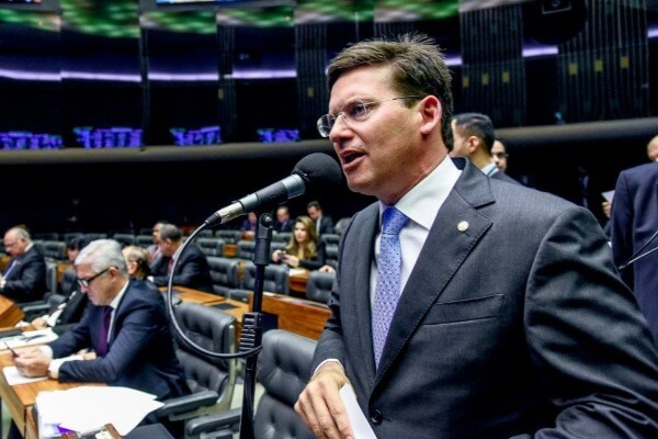 João Roma explica pagamento do auxílio de R$ 600 para mais pobres