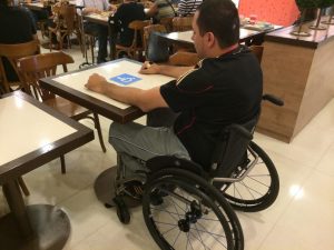 Idosos, gestantes e deficientes terão assentos preferenciais em praças de alimentação de Porto Alegre