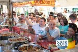 Julio Cesar arrasta multidão em caminhada pelo centro de Ceilândia