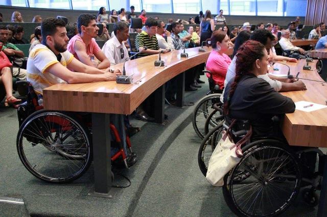 julio-cesar-prb-promove-debate-sobre-acessibilidade-para-os-deficientes-fisicos-no-df-foto-ascom-19-10-15-02
