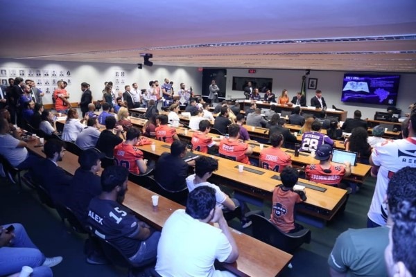 Futebol americano no Brasil é tema de debate na Câmara