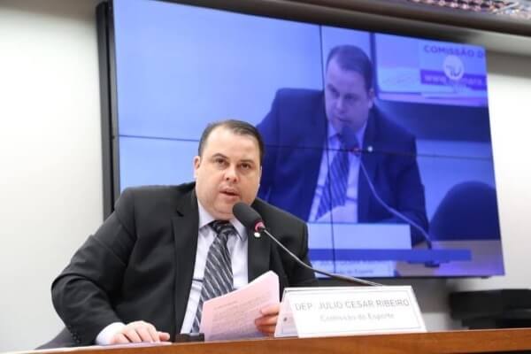 Julio Cesar promove debate sobre apoio a atletas surdos