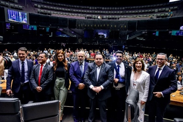 Republicanos homenageiam Nada a Perder 2, filme campeão de bilheteria