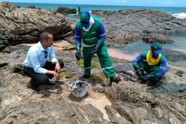 Jurailton acompanha retirada das manchas de óleo em Salvador