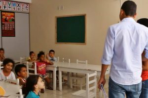 kenedy-wallafy-vereador-prb-parobe-mg-visita-escola-infantil-foto-cedida-01-06-2017-02