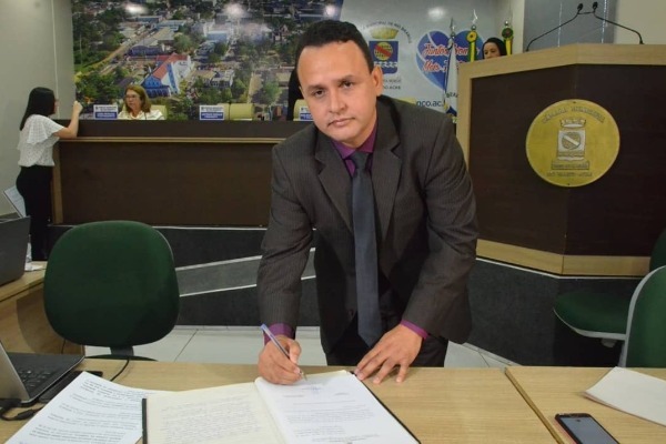 Laércio da Farmácia toma posse como vereador em Rio Branco