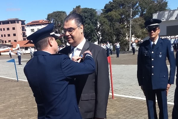Lafayette de Andrada é agraciado com a medalha ‘Mérito Santos-Dumont’