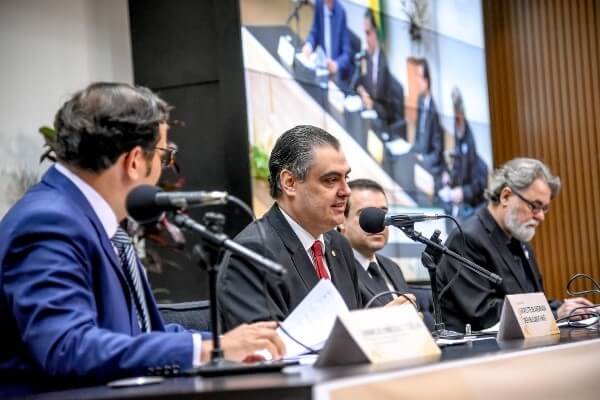 Marcos Pereira promove debate sobre mecanismos de defesa da democracia