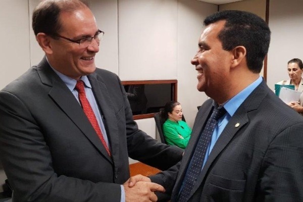 Lindomar Garçon comemora empenho de mais de R$ 1 milhão para transporte escolar