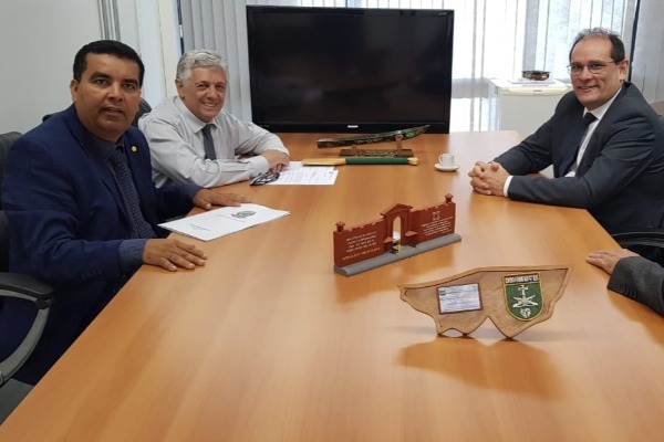 Obra da Avenida Brasília em Candeias será retomada, afirma Lindomar Garçon