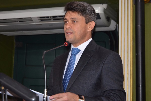 Luiz Carlos homenageia mestres de capoeira em Salvador