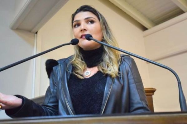 Manu Caliari pede segurança no entorno de lago em Gramado