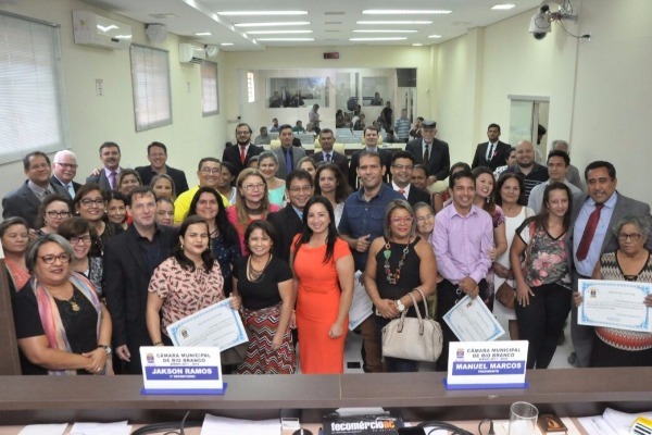 Câmara de Rio Branco homenageia o Dia do Professor
