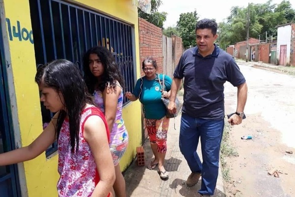 Manuel Marcos visita famílias afetadas por alagamento em bairro de Rio Branco (AC)