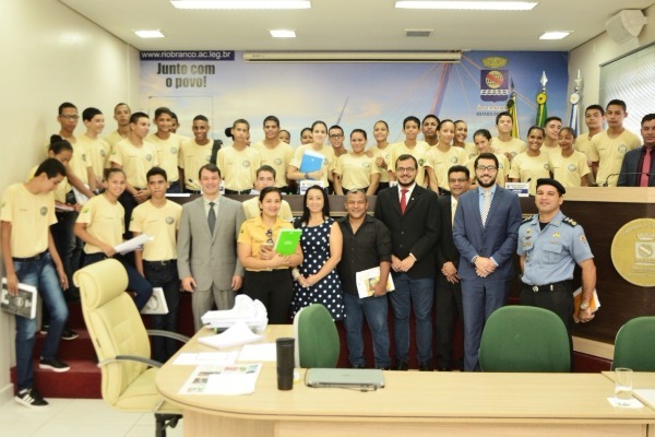 Manuel Marcos recebe visita de alunos na Câmara de Rio Branco