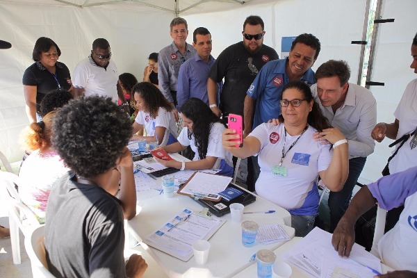 marcelo-crivella-prb-acao-social-em-acari-foto2-ricardo-cassiano-16-05-17