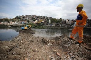 Crivella acompanha implosão de pilares da antiga ponte sobre o Rio Acari