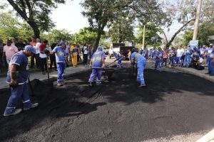 Crivella anuncia mutirão do asfalto para tapar 30 mil buracos em 250 ruas da Zona Oeste