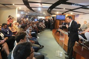 Crivella assina acordo para desenvolver programas sociais e esportivos para jovens