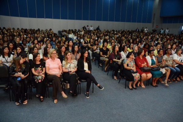 marcelo-crivella-prb-com-sylvia-jane-homenagem-maes-garis-foto2-ricardo-cassiano-29-05-17