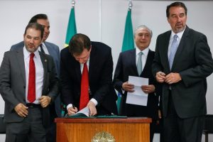 Crivella consegue liberação de recursos para investimentos em infraestrutura