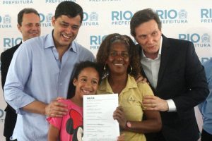 Crivella entrega 484 registros de imóveis a moradores da Zona Oeste