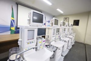 Crivella entrega ao Hospital Miguel Couto carrinhos de anestesia 
