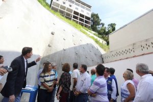 Crivella entrega laudo de desinterdição à famílias da Ilha do Governador 