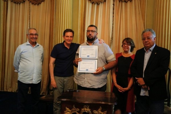 Crivella entrega novas 240 autonomias a profissionais que atuam na praça