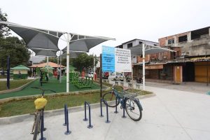 Crivella entrega novos quiosques da Vila Kennedy e inaugura urbanização da Praça Miami