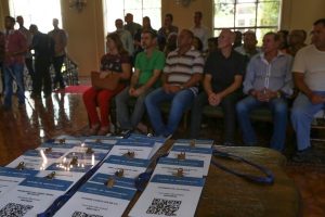 Crivella entrega primeiro lote de crachás do Ambulante Legal