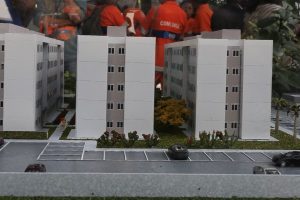 Crivella lança "Minha Casa Meu Gari" para compra de imóvel a juros menores