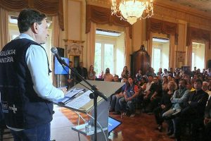 Crivella apresenta nova identificação de fiscais da Vigilância Sanitária para evitar fraudes