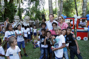 Crivella oferece festa de Natal a 180 crianças nos jardins do Palácio da Cidade