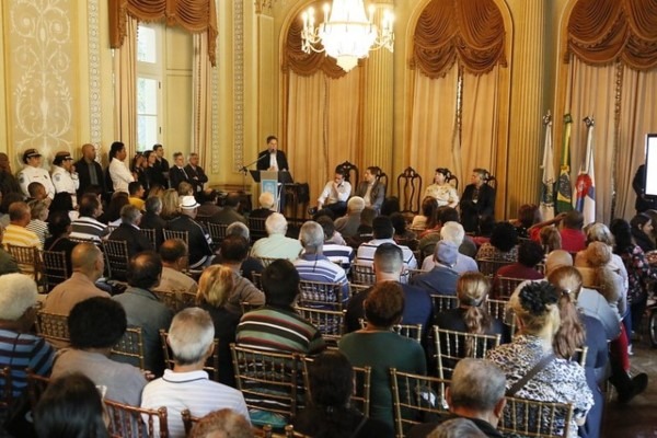 Crivella entrega mais 199 crachás do programa Ambulante Legal no RJ