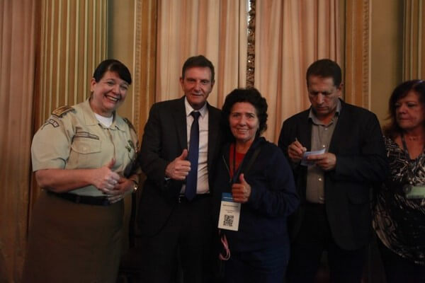 Trabalhadores recebem crachás do Ambulante Legal no RJ