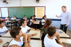 Crivella visita escola onde Prefeitura realiza exames oftalmológicos