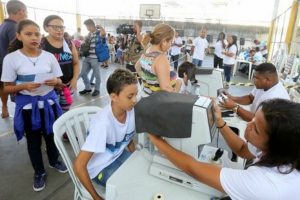 Crivella visita escola onde Prefeitura realiza exames oftalmológicos
