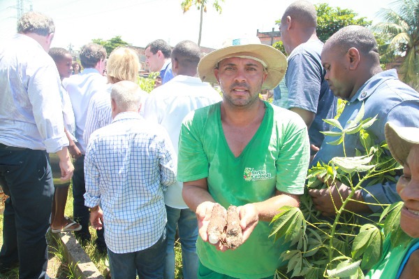 marcelo-crivella-prb-visita-horta-carioca-em-manguinhos-foto2-edvaldo-reis-09-01-17