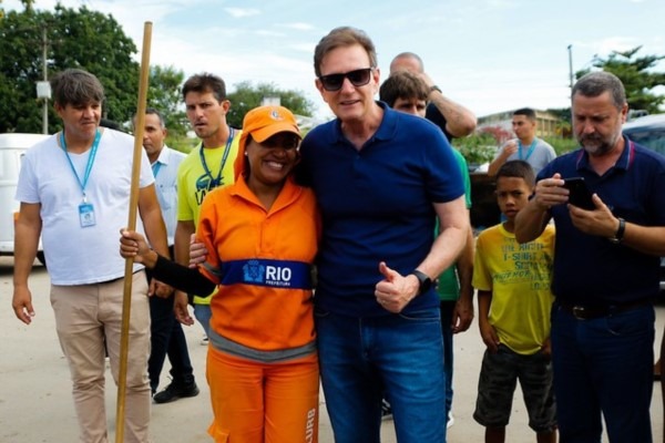 Crivella vistoria obras de construção de passarelas em Antares