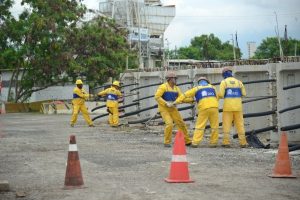 Crivella vistoria obras do BRT Transbrasil
